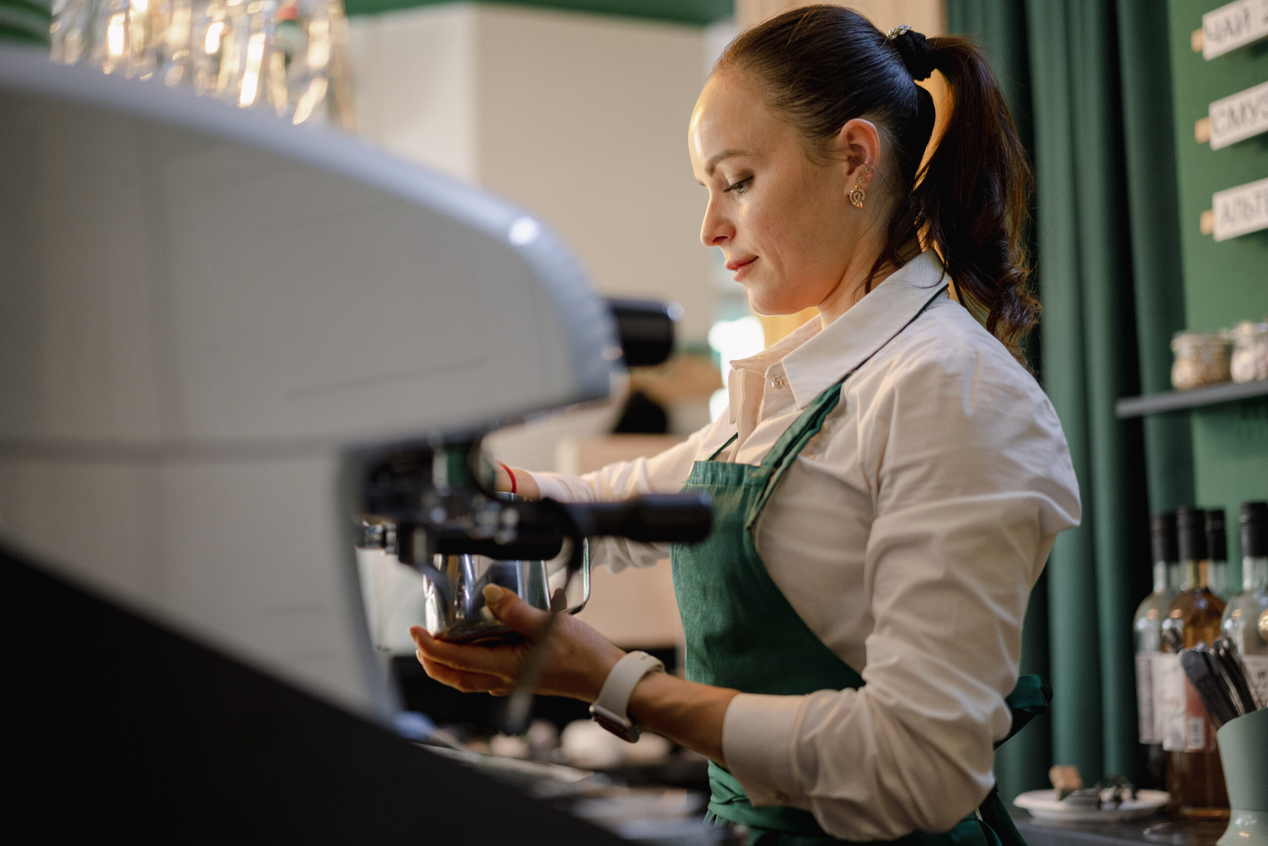 En kvinnlig barista som gör kaffe